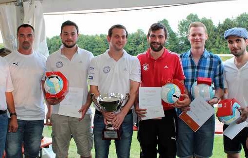 Die Siegerehrung des 39. Stadtpokales der Stadt Altdorf. Von links: 1. Bürgermeister Erich Odörfer, Ball-Sponsor Michael Grunert, Felix Ortegel und Matthias Merkel (SV Rasch), Alexander Monath (SC Eismannsberg), Daniel Roth (FV Röthenbach/b.A.) und Andreas Bott zusammen mit Vorstand Thomas Bechstedt (1. FC Altdorf)