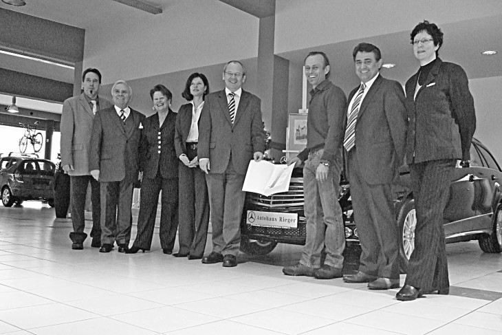 Regierungsvizepräsident Dr. Ehmann kam zur Überreichung der Urkunde ins Autohaus Rieger. 	Foto: Kirschthaler