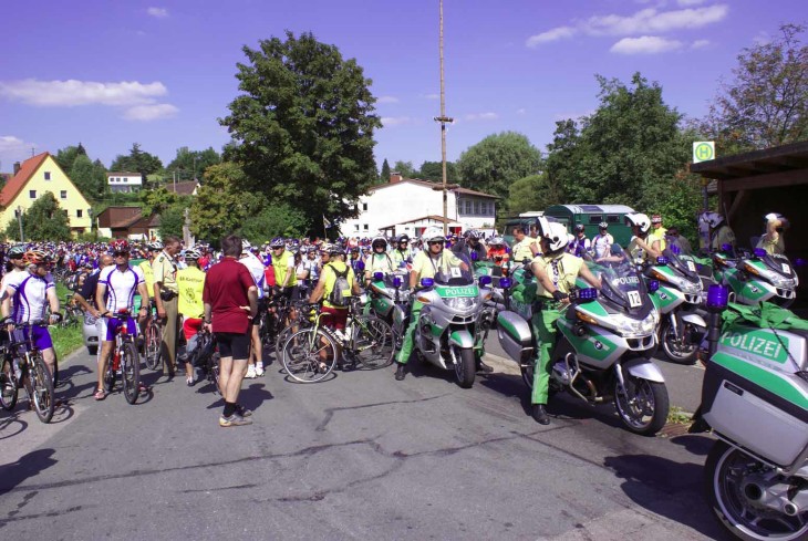 Die Kontakte, die Bürgermeister Odörfer im letzten Jahr zu den BR-Radltour-Verantwortlichen beim Halt in Rasch knüpfte, führten zum Erfolg. Heuer ist Altdorf am 4.August Zielort einer Etappe. Am Abend steigt auf dem Marktplatz eine große Party, zu der über 10.000 Besucher erwartet werden.