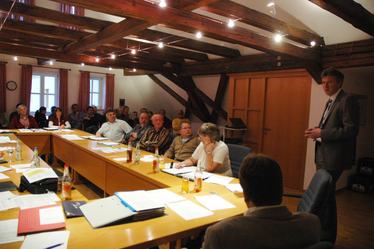 Thomas Maurer (rechts), Geschäftsführer des Planungsverbandes der Industrieregion Mittelfranken, beantwortete die Fragen der Ottensooser Räte zum Regionalplan. Foto: Ziegler