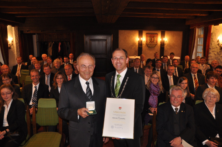 Mit großer Freude und Stolz nimmt Helmut Glimpel (links) die Goldene Bürgermedaille der Stadt Lauf von Bürgermeister Benedikt Bisping entgegen. Foto: Fischer