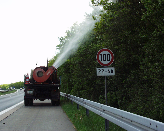 So sieht es aus, wenn die Autobahndirektion gegen den Eichenprozessionsspinner vorgeht.  Foto: Privat