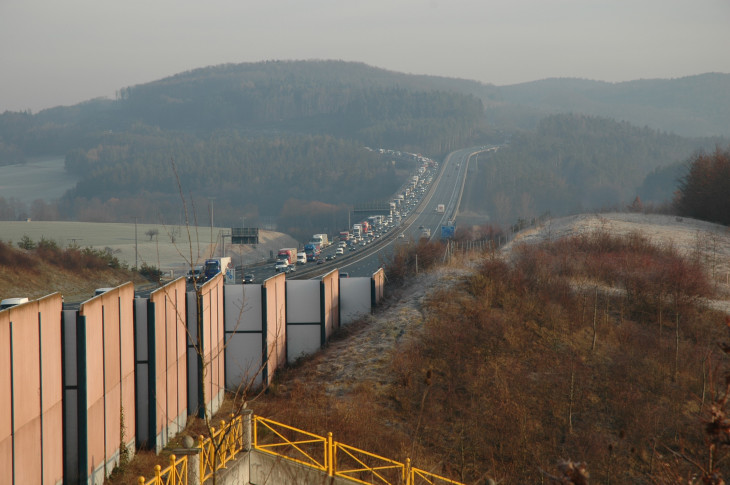 Ginge es nach den Regionalplanern, würden sich über dem Wald zwischen den beiden Autobahnspuren am Hienberg, künftig ein bis zwei Windräder drehen. Simmelsdorf lehnte das jetzt ab. Archivfoto: Fischer