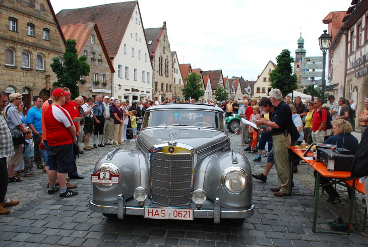Viele Neugierige verfolgten am Marktplatz den Start der Oldies, wie hier eines Daimler-Benz aus dem Jahr 1957.