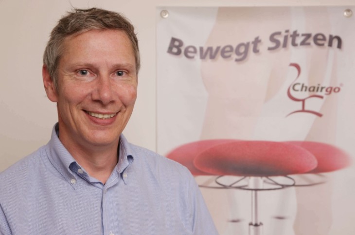 Geschäftsführer Götz Reichel, wie immer strahlend vor seinem Firmenlogo. Neben der Geschäftsidee wurde von der IHK auch das soziale Engagement von Chairgo ausgezeichnet. Foto: IHK