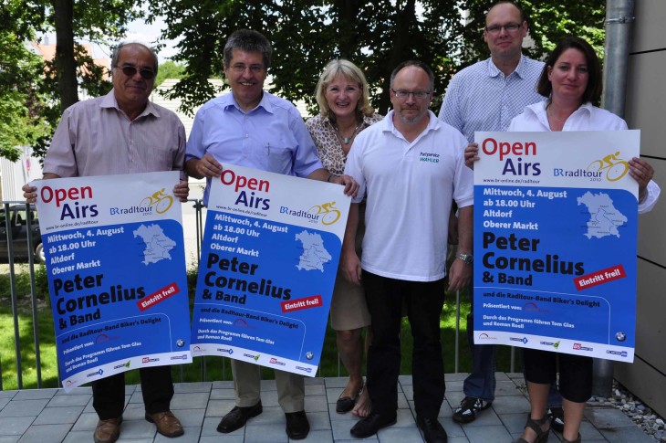 Sind überzeugt, dass die BR-Radltour bei ihrem Halt in Altdorf optimale Bedingungen vorfinden wird: BR-Cheforganisator Thomas Gaitanides, Bürgermeister Erich Odörfer, Susanne Droux vom BHG, Wirtesprecher Herbert Wahler, Getränkelieferant Jürgen Eckstein (Getränke Münz) und Anke Dietz, Leiterin des Kulturamtes der Stadt Altdorf (v.l.n.r.).Foto: Lorenz Märtl