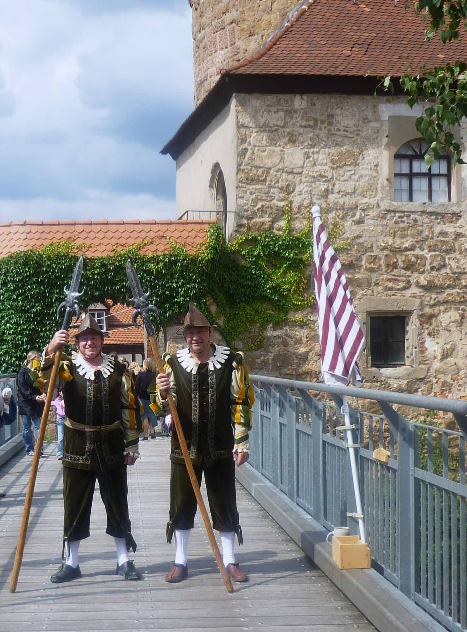 Auf der Burg wird gefeiert NLAND