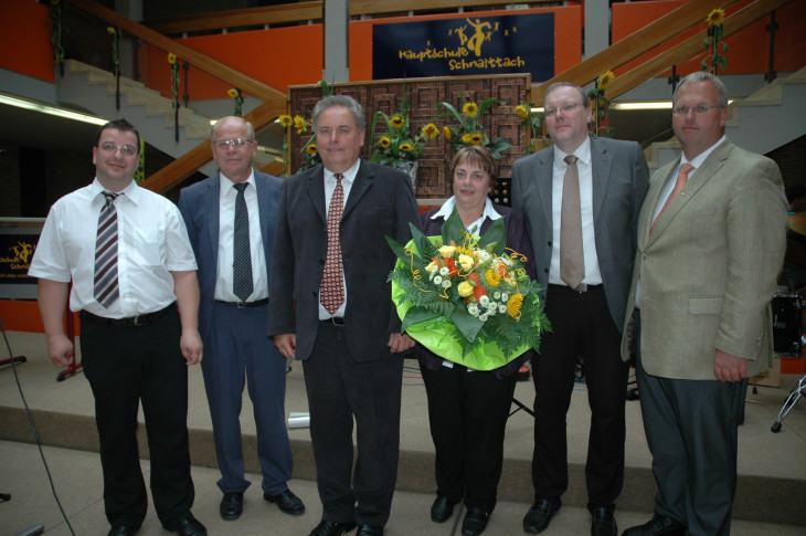 Franz Semlinger (3. v. l.) nach seinem letzten großen Auftritt in der Hauptschule, flankiert vom Elternvertreter Reinhard Beierlein, Bürgermeister Brandmüller, Ehefrau Marianne, Konrektor Werner Wagner und Bürgermeister Gumann. Foto: Scholz