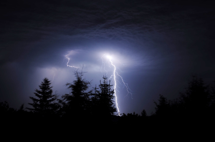 Beeindruckend sehen die zuckenden Blitze am Himmel über Speikern aus, allerdings sind Gewitter auch immer gefährlich.  