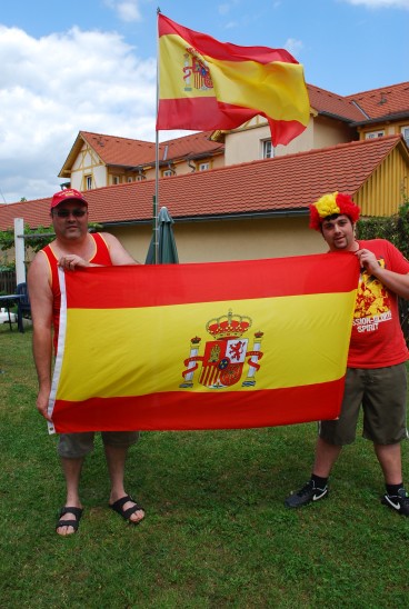 Zeigen (spanische) Flagge: Die beiden Fußballfans Juan Marin Sanchez (links) und sein Sohn Mario aus Röthenbach. Foto: Buchner-Freiberger