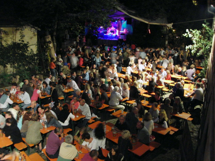 Die Feiermeile in Rockenbrunn war – auch dank des zurückgekehrten Sommerwetters – wieder rappelvoll. Foto: Jahn