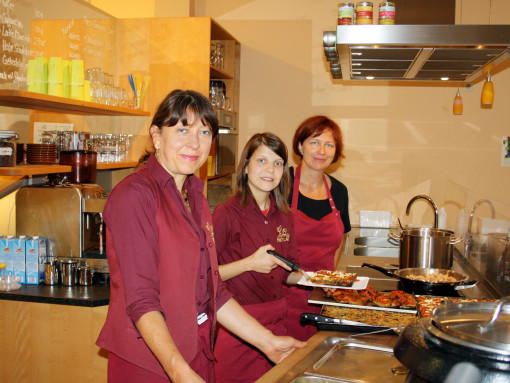 Christina Oehm (Mitte) mag ihre Arbeit im Bistro des Laufer Biomarktes. Ihre Chefin Erika Vogel (links) ist rundum mit ihrer neuen Angestellten zufrieden.