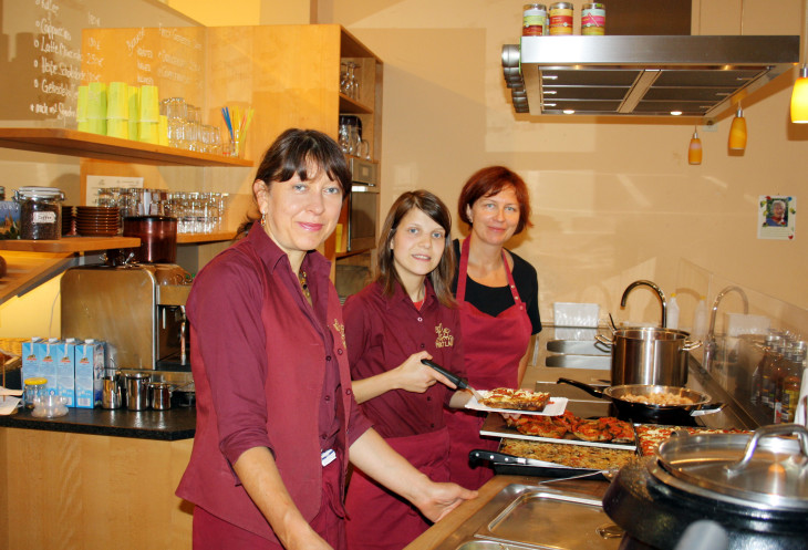 Christina Oehm (Mitte) mag ihre Arbeit im Bistro des Laufer Biomarktes. Ihre Chefin Erika Vogel (links) ist rundum mit ihrer neuen Angestellten zufrieden.