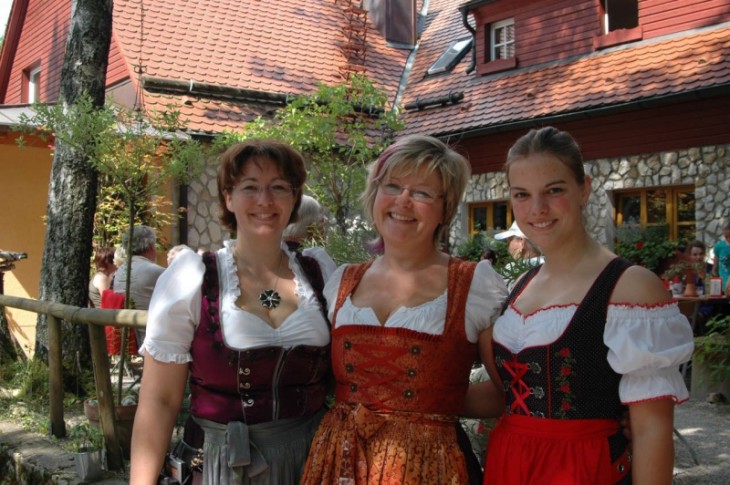 Dirndltag in der Edelweißhütte: Sonja Steinlein, Wirtin Christine de Vries und Sarah Furche haben keine Sommerpause. Foto: D. Dischner