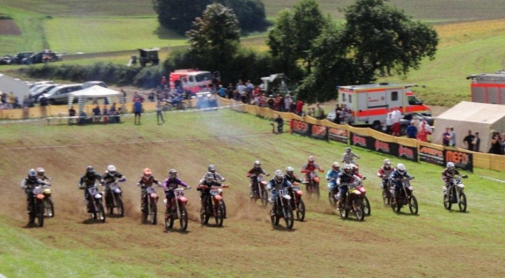 Beim Start der 125ccm-Jugendklasse in Taschendorf wurde von allen Nachwuchsmotocrossern richtig Gas gegeben. Foto: privat