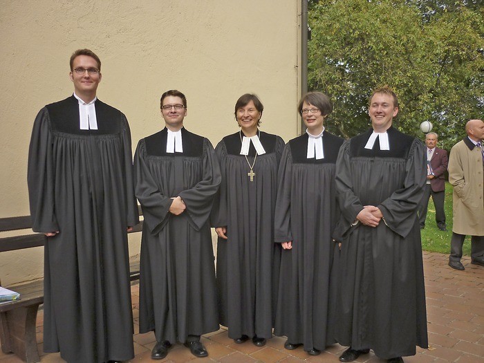 Regionalbischöfin Elisabeth Hann von Weyhern (Mitte)  ordinierte in Oberferrieden  Johannes Meisinger, Benjamin Schimmel, Dr. Angela Hager und Dr. Michael Frieß. Angela Hager ist nun als Pfarrerin in Oberferrieden tätig. Foto: Ruhnau