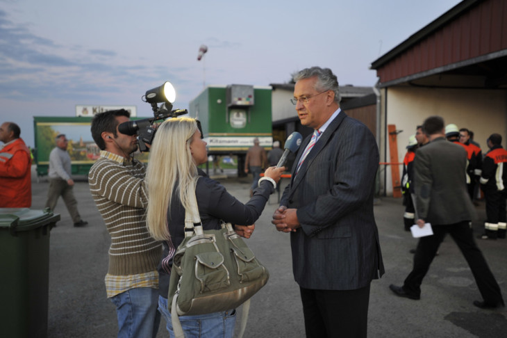 Joachim Herrmann, der bayerische Innenminister, hat sich am Sonntagabend vor Ort ein Bild von der Lage verschafft. Er war auch bei der Pressekonferenz im Hangar anwesend