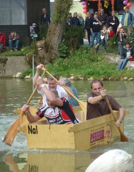 Die beiden Bürgermeister Michael Schmidt (rechts hinten) und Bernd Ernstberger saßen in einem Kahn. Foto: Ruhnau