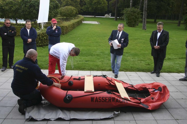 Innerhalb von 45 Sekunden kann das Rettungs-Schlauchboot mit Druckluft aufgepumpt werden und ist dann einsatzbereit. Das demonstrierten der technische Leiter der Wasserwacht Feucht, Björn Steinl, und sein Stellvertreter Daniel Gottschalk dem Publikum, als die Neuerwerbung vorgestellt wurde. Foto: Blinten