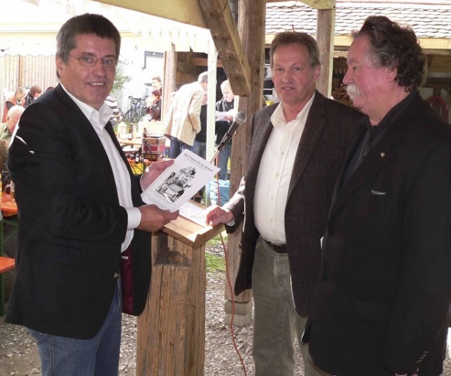 Horst Petzinger (Mitte) überreichte ein Exemplar der neuen Schrift von Wolfgang Fricke (rechts) an Bürgermeister Erich Odörfer (links). Foto: Hungershausen