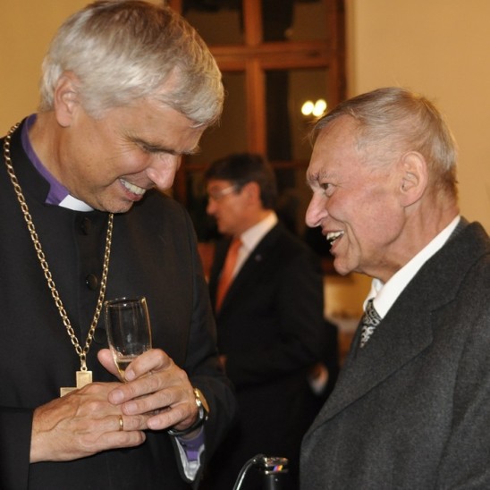 Hans Recknagel im Gespräch mit Landesbischof Johannes Friedrich bei dessen Besuch Ende September diesen Jahres in Altdorf. Foto: Märtl