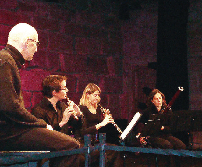 Norbert Nagel (links) und das „Ensemble Vier + Eins“ beim gemeinsamen Auftritt im Dehnberger Hof Theater. Foto: Berg