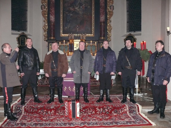 Der Chor der Maxim Kowalew Don Kosaken unter Leitung von Wladimir Salodki (links) interpretierte stimmgewaltig Kirchenlieder, Volksweisen und Weihnachtsstücke. Foto: H. Manderscheid