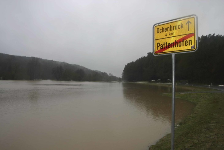 Das Schwarzachtal zwischen Burgthann und Ochenbruck gleicht derzeit einer Seenlandschaft. Foto: Blinten