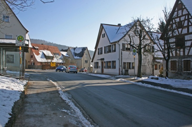 Die Bushaltestelle beim oberen Tor in Engelthal: Von der rechten Seite aus ist die Kreisstraße durch die anschließende Kurve schwer einsehbar. Dadurch sind die Schüler gefährdet, die die Straße hier überqueren müssen. Foto: D. Haas