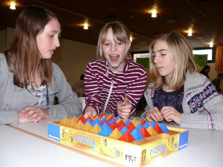 Monja hat bei „Pharao“ eine Karte gewonnen, Amelie und Kathrin sind darüber nicht so begeistert. Foto: J. Ruppert