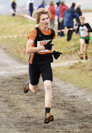 Tobias Henning (oberes Bild) von der LG Eckental gewann bei den Bayerischen Meisterschaften im Crosslauf die Silbermedaille in der Klasse M14/15. Uli Barm (unten rechts) von der LG Röthenbach holte sich beim Kellerwald-Cross in Forchheim den Sieg bei der männlichen Jugend A