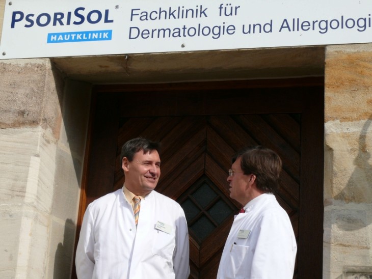 Prof. Amon heißt Dr. Zoltan Szabo, operativer Oberarzt des neuen stationären Operationszentrums für Hauttumoren, offiziell willkommen. Foto: U. Meckler