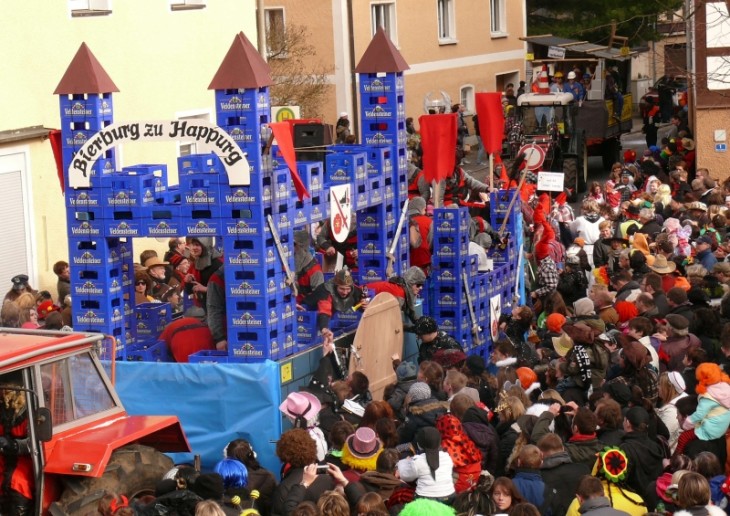 Die Kirwaboum hatten eine Bierburg Happurg aus vielen Bierkästen gebaut und sorgten damit nicht nur auf dem Marktplatz für ein großes „Hallo“ unter den Zuschauermassen. Foto: J. Ruppert