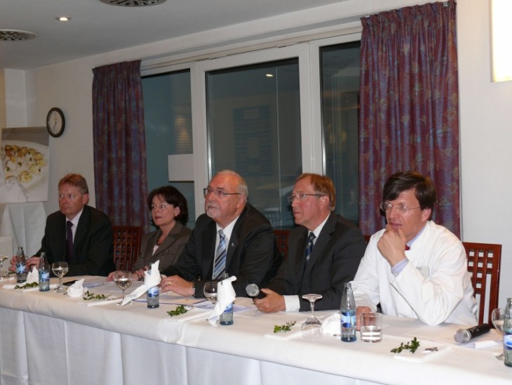 Norbert Dünkel, Marlene Mortler, Wolfgang Zöller, Diskussionsleiter Dr. Otto Wolze und Ulrich Amon diskutierten in der Psorisol-Klinik mit Besuchern über Gesundheitspolitik. Foto: J. Ruppert