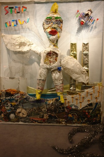 Die Installation „Stop Now“ kritisiert unsere schnelllebige Wegwerf-Gesellschaft. Von rechts stiehlt sich eine Kraken-Figur in die Szenerie. Foto: A. Schneider