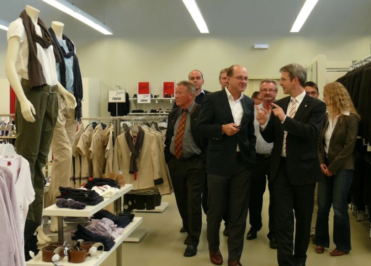 Angeregt diskutierte der Hersbrucker Firmenchef Peter Gross beim Rundgang durch sein Unternehmen mit Bürgermeister Robert Ilg und Stadträten. Foto: J. Ruppert