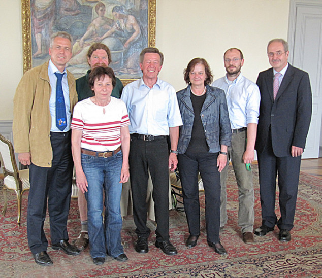 Regierungspräsident Dr. Thomas Bauer, Markus Ganserer (MdL, Die Grünen), Angelika Weikert (MdL, SPD), Hans J. Klug, Renate Müller, Wolfgang Kautz und Herbert Fahrnbauer (alle vom Sprecherkreis der BI) (von rechts) bei dem Treffen in Ansbach.