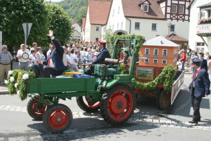 Der Festzug bahnte sich seinen Weg zum ehemaligen Bahnhof Vorra.