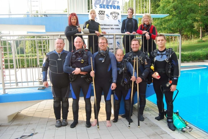 Sie wagen den Rekordversuch im „Unterwasser-Snooker“: die Taucher aus Velden. Foto: Volz