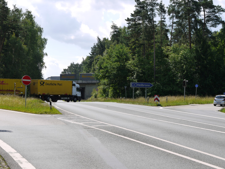 Vor allem morgens und am späten Nachmittag kommt es durch die vielen Lkw, die in den Gewerbepark wollen oder von dort kommen, zu starken Verkehrsbehinderungen an der Anschlussstelle Langwasser der A 6. Hier sieht der Verkehrsgutachter dringenden Handlungsbedarf. Dagegen hält er den Kreisverkehr im GNF für voll funktionsfähig. Foto: Rüsing