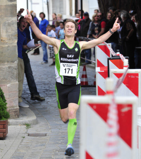 Andreas Janker (DAV Röthenbach) läuft ins Ziel.
