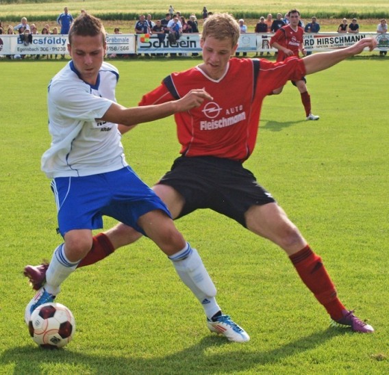 Der SV Rasch (am Ball Thorsten Eckstein) ging zwar als Favorit ins Stadtpokal-Finale, doch Daniel Roth und sein FC Altdorf kauften dem Sieger der letzten beiden Jahre den Schneid ab und verhinderten dessen Titel-Hattrick.
