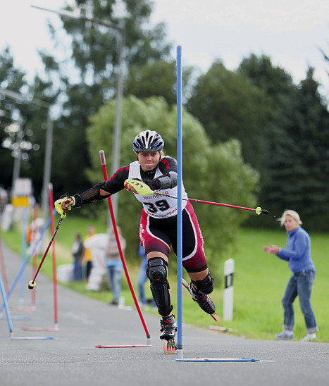 Bei den Nordbayerischen Meisterschaften im Inlineslalom in Lauf waren heimische Fahrer sehr erfolgreich. Einen Titel holte sich unter anderem Sabrina Kirvel. Foto: D. Decombe