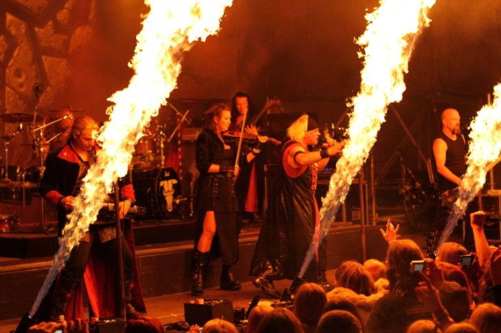Mit einem Pyro-Spektakel begann der Headliner „Subway to Sally “ das Konzert über den Dächern von Neuhaus.