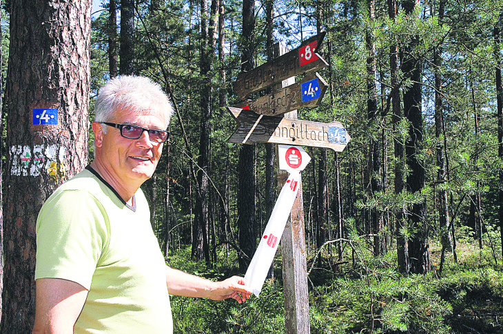 Damit die Schilder gut gesehen werden, hat Streckenchef Gerhard Burkhardt an den wichtigsten Punkten zusätzlich rotweiße Flatterbänder aufgehängt. Schließlich soll sich niemand verlaufen – auch nicht, wenn er die Strecke an einem anderen Tag als dem morgigen Samstag laufen will. Foto: Ziegler