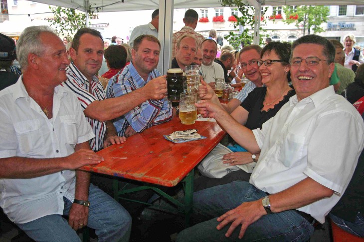 Die Bürgermeister aus Sehma, Colbitz, Pfitsch und Dunaharaszti sowie die Gemeindepräsidentin aus dem schweizerischen Altdorf trafen sich mit Bürgermeister Odörfer am Stand der Liedertafel, wo man miteinander anstieß. Foto: Blinten