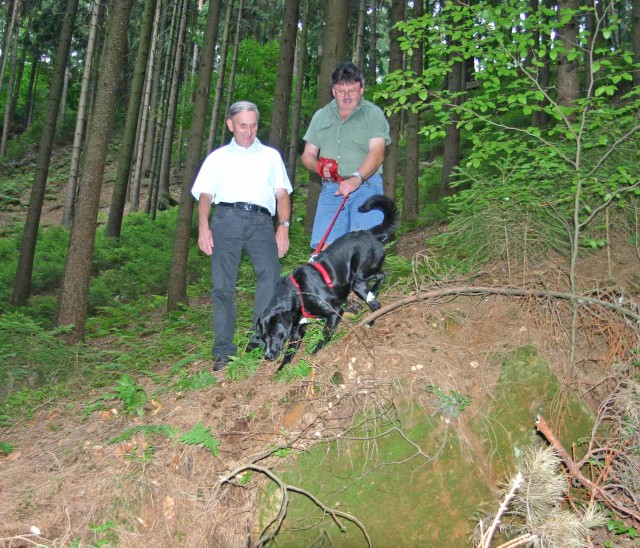 Hans Vitzthum und Herbert Meyer im Hangwald oberhalb des Stolleneingangs, den der ehemalige Gruber Bürgermeister Vitzthum in den 50er Jahren zusammen mit Freunden entdeckte. Hier geht es etwa 15 Meter tief in den Berg hinein. Foto: Blinten
