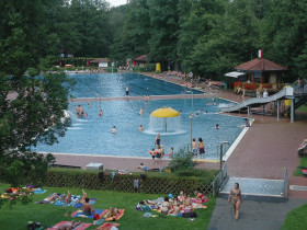 Rechtzeitig zu Ferienbeginn hat das trübe Wetter kurz ausgesetzt. Allerdings brachten selbst die vergangenen beiden Sonnentage noch nicht den erhofften Ansturm auf das Laufer Freibad. Foto: Rauenbusch