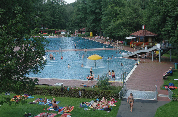 Rechtzeitig zu Ferienbeginn hat das trübe Wetter kurz ausgesetzt. Allerdings brachten selbst die vergangenen beiden Sonnentage noch nicht den erhofften Ansturm auf das Laufer Freibad. Foto: Rauenbusch
