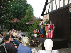 Im Garten des Schwaiger Schlosses trat Christiane Weidringer mit ihrem Stück „Till Eulenspiegel“ auf. Am Tag zuvor war sie damit schon im Industriemuseum